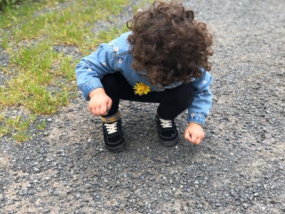 Archivo - Una niña en la calle en la desescalada en Galicia.