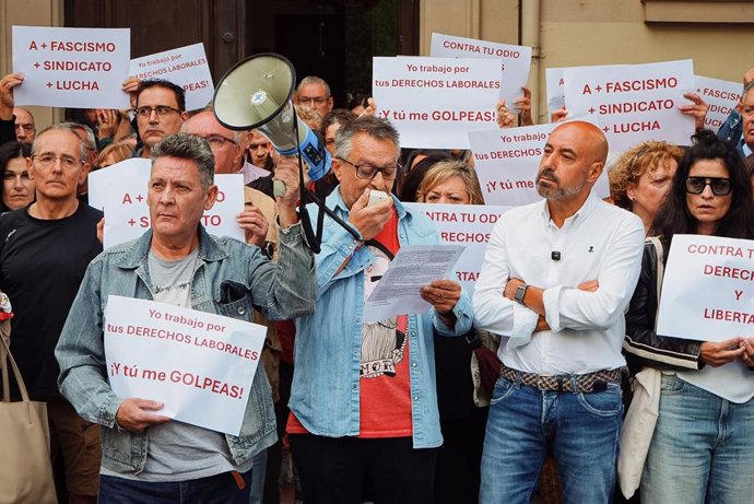 Concentración en repulsa de la agresión a una sindicalista de UGT en León en con la presencia del secretario general del sindicato en Castilla y León, Óscar Lobo.