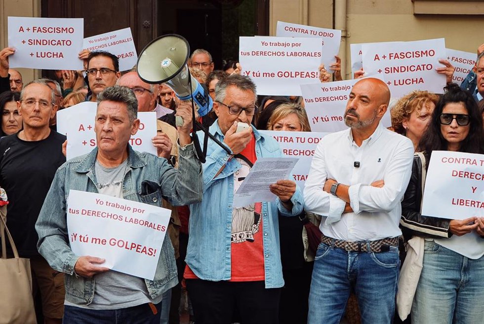 Concentración en repulsa de la agresión a una sindicalista de UGT en León en con la presencia del secretario general del sindicato en Castilla y León, Óscar Lobo.