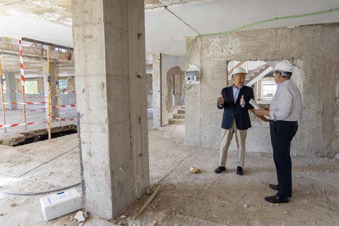 Fuents (izda.) y Gómez de Hita, durante la visita a las obras en los Colegios Provinciales.