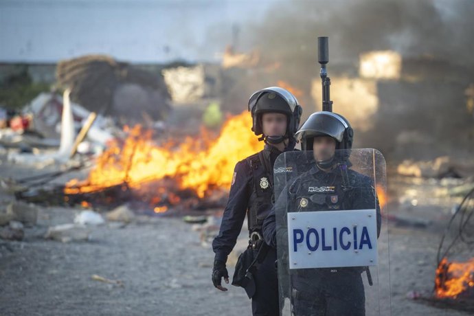 Policías durante una manifestación para protestar por la situación provocada por su llegada masiva, a 27 de agosto de 2026, en Ceuta (España).