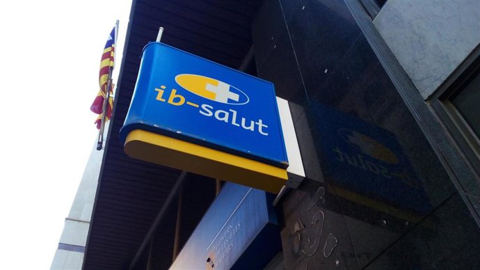 Archivo - El logo del IbSalut en la oficina de calle Reina Esclaramunda de Palma.