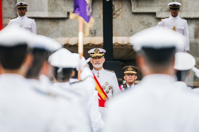 Archivo - Arquivo - O rei Felipe VI, durante a cerimônia solene de juramento ou promessa perante a bandeira e a entrega das cartas reais de nomeação à nova turma de oficiais da Marinha, em 16 de julho de 2026, em Marín (Pontevedra, G