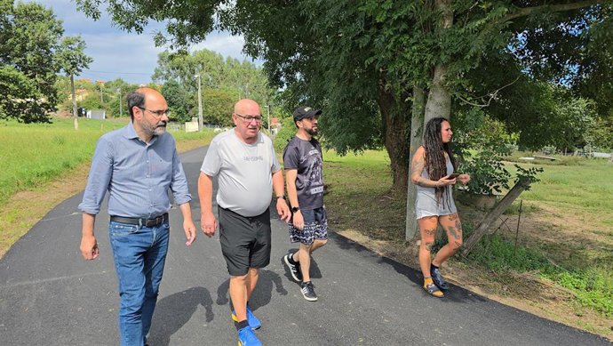 El concejal de Obras Públicas de Torrelavega, José Luis Urraca, visita el barrio de San Ramón.