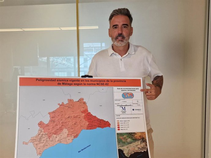 El diputado de Seguridad y Emergencias de la Diputación de Málaga, Luis Rodríguez, presentando las nuevas recomendaciones a tener en cuenta frente a terremotos.