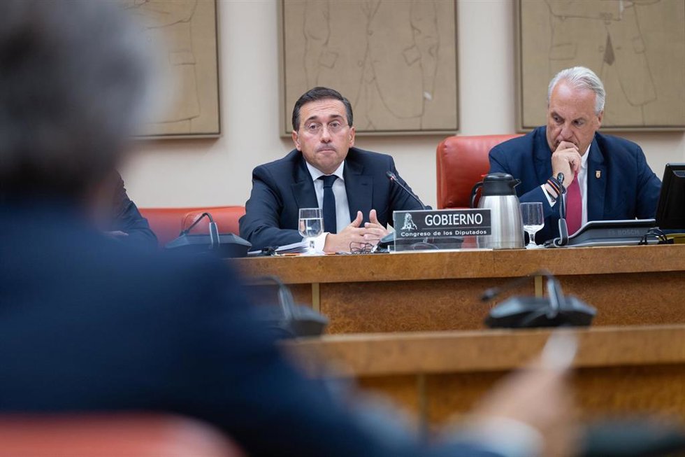 El ministro de Asuntos Exteriores, José Manuel Albares (i), durante una comparecencia en  el Congreso de los Diputados