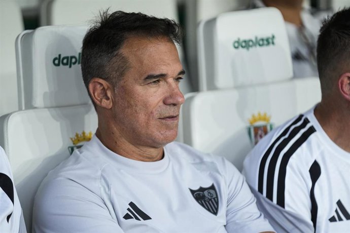 Archivo - El entrenador del Sevilla FC, Luis Garcia Plaza, dirigiendo el encuentro amistoso ante el Córdoba.