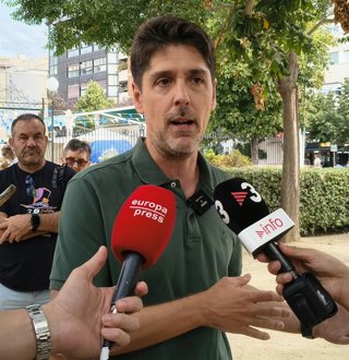 David Cid (Comuns) en declaracions a periodistes a Granollers (Barcelona)