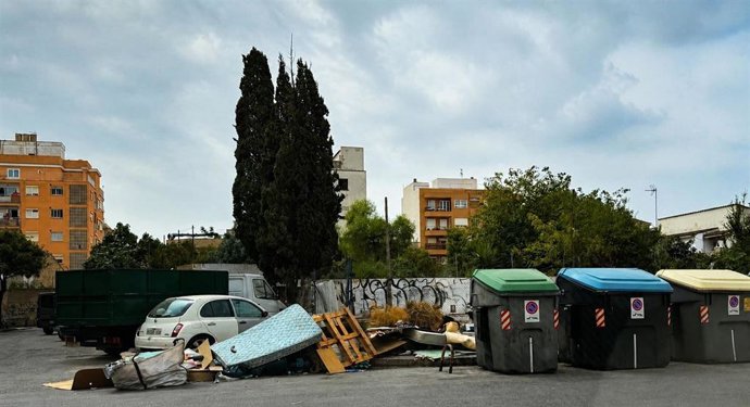 Emaya limpia una zona de Son Gotleu donde se habían acumulado todo tipo de basuras y residuos.