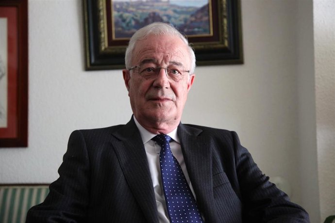 Archivo - Pedro Rivero, presidente de Liberbank, nombrado Economista del Año 2015 por los economistas de Cantabria.  
