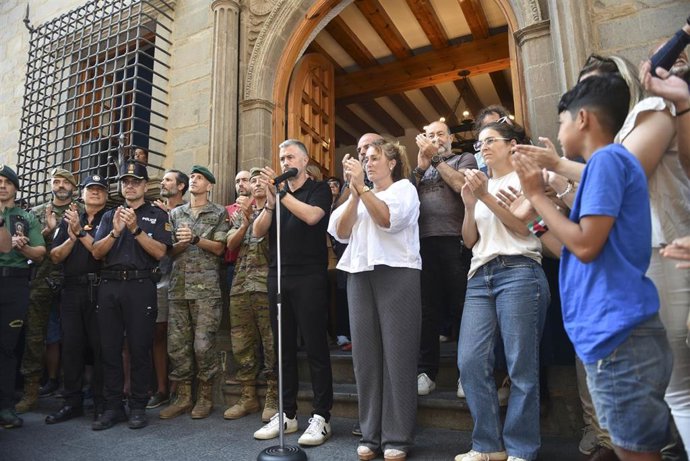 Vecinos de la localidad durante un minuto de silencio en el Ayuntamiento de Jaca, a 17 de agosto de 2026, en Jaca, Huesca, Aragón (España). Los ayuntamientos del Reino de los Mallos han convocado minutos de silencio por el fallecimiento del miembro de la 
