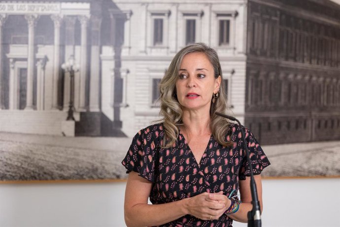 A porta-voz do Sumar no Congresso, Verónica Martínez Barbero, durante uma coletiva de imprensa no Congresso dos Deputados, em 26 de agosto de 2026, em Madri (Espanha).