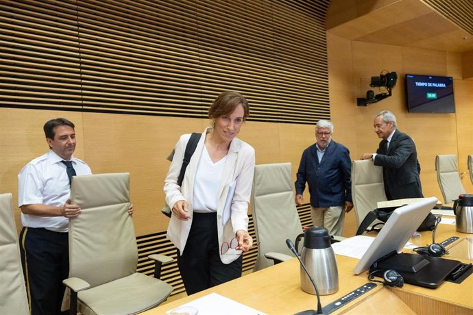 La ministra de Sanidad, Mónica García, llega a la comisión en el Congreso de los Diputados.