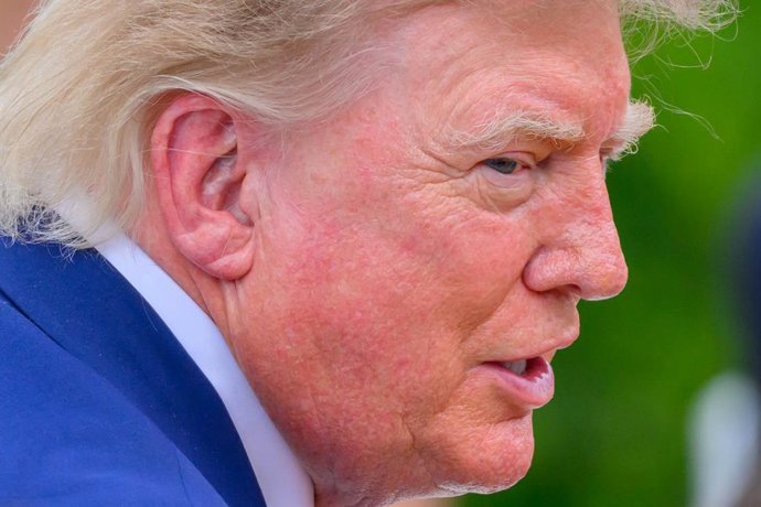 20 de agosto de 2026, EUA, Washington: O presidente dos EUA, Donald Trump, conversa com os convidados durante um evento na Casa Branca para anunciar uma parceria que amplia a iniciativa “Fostering the Future”, da primeira-dama Melania Trump, antes do Gran