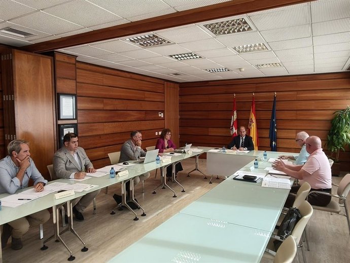 Pino traslada a Ferduero su compromiso con el regadío como motor de competitividad agraria y fijador de población .
