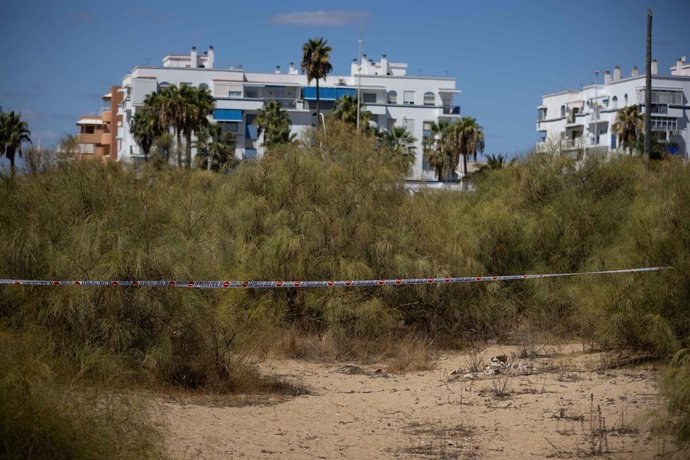 Imagens do local onde o corpo da vítima foi encontrado. Em 28 de agosto de 2026, em Isla Cristina, Huelva (Andaluzia, Espanha). A Guarda Civil prendeu um homem após a descoberta, nesta sexta-feira, do corpo sem vida de sua companheira em Isla Cristina (Hu