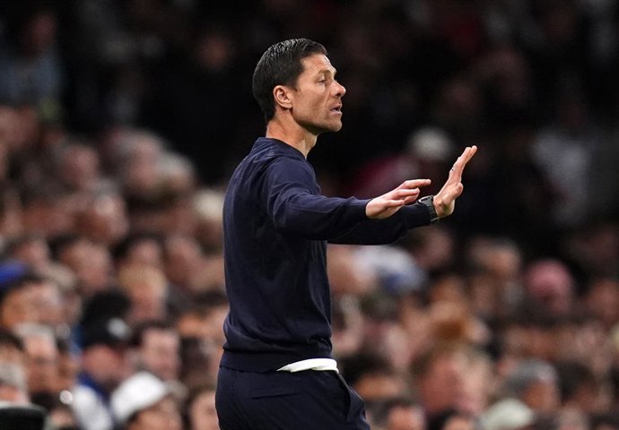 24 August 2026, United Kingdom, London: Chelsea manager Xabi Alonso gestures on the touchline during the English Premier League soccer match between Fulham and Chelsea at Craven Cottage. Photo: John Walton/PA Wire/dpa