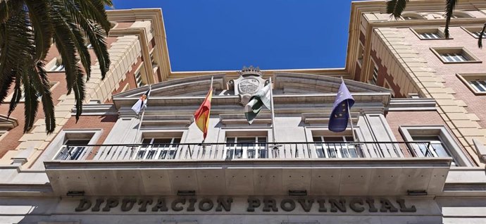 La bandera de Ceuta ondea en las sedes de la Diputación de Málaga como muestra de apoyo y solidaridad con el pueblo ceutí