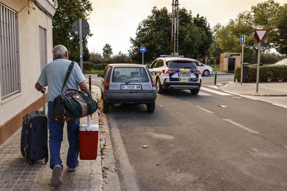 Una persona desalojada de El Saler durante un incendio forestal, a 27 de agosto de 2026, en la Gola de Pujol, El Saler, Valencia, Comunidad Valenciana (España).