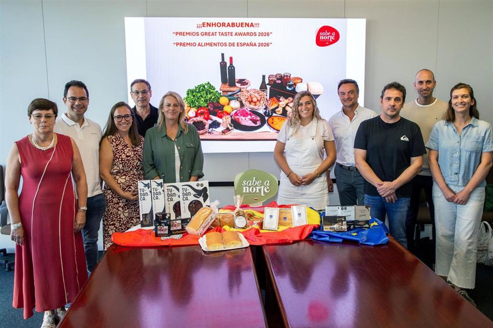 La consejera de Desarrollo Rural, Ganadería, Pesca y Alimentación, María Jesús Susinos, recibe a productores agroalimentarios premiados en diferentes certámenes
