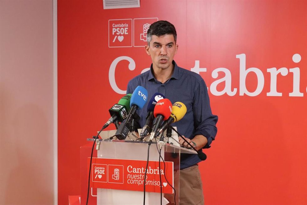 El secretario general y portavoz del PSOE en Santander, Daniel Fernández.