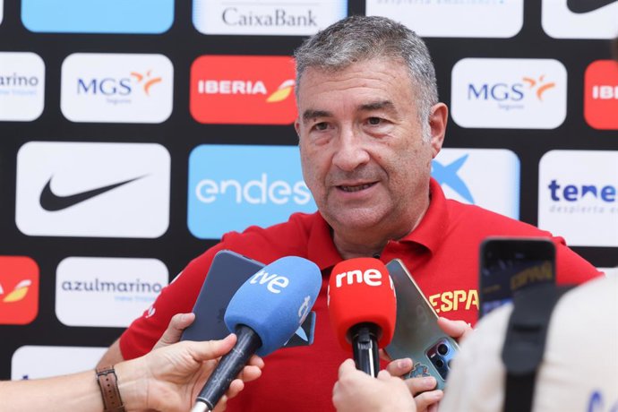 Miguel Mendez, técnico da seleção espanhola, conversa com a imprensa durante o Dia da Imprensa da Seleção Espanhola Feminina de Basquete, no Centro Esportivo Municipal Triângulo de Ouro, em 12 de agosto de 2026, em Madri, Espanha.