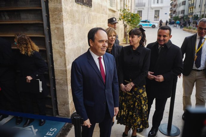 Archivo - El president de la Generalitat valenciana, Juanfran Pérez Llorca, a su llegada a la toma de posesión