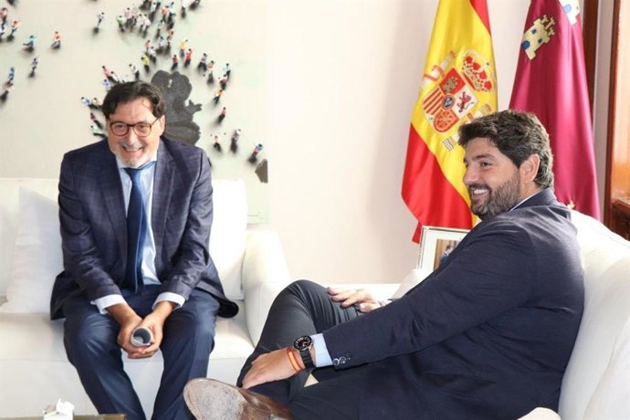 El presidente López Miras durante un encuentro con el doctor Ricardo Robles, que ha sido nombrado personal emérito del SMS