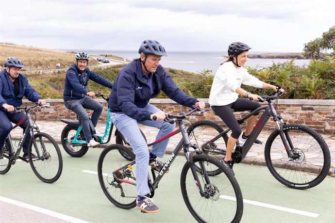 El presidente de la Xunta de Galicia, Alfonso Rueda, y la conselleira de Medio Ambiente e Cambio Climático, Ángeles Vázquez, recorren un tramo del Camino del Litoral. Ribadeo