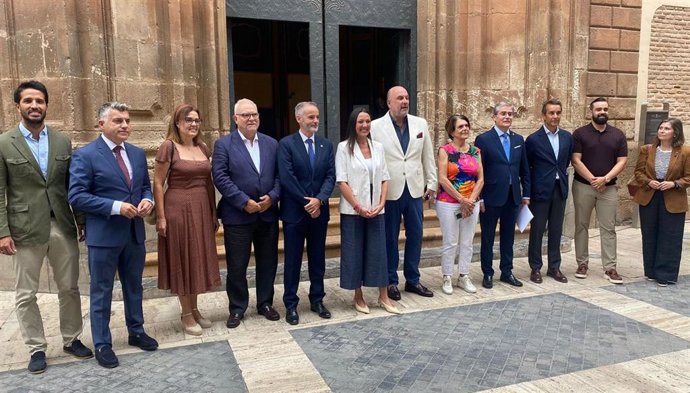 La consejera de Turismo, Cultura y Deportes, Carmen Conesa, junto a otras autoridades y los organizadores de la IX Semana Internacional de las Letras ExLibris Murcia.