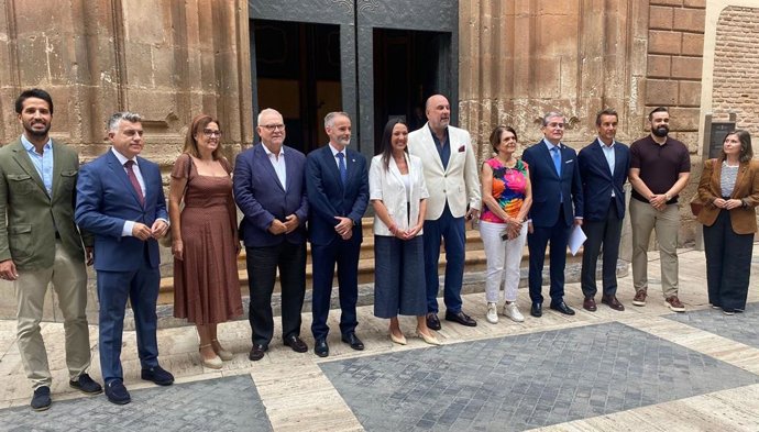 La consejera de Turismo, Cultura y Deportes, Carmen Conesa, junto a otras autoridades y los organizadores de la IX Semana Internacional de las Letras ExLibris Murcia.
