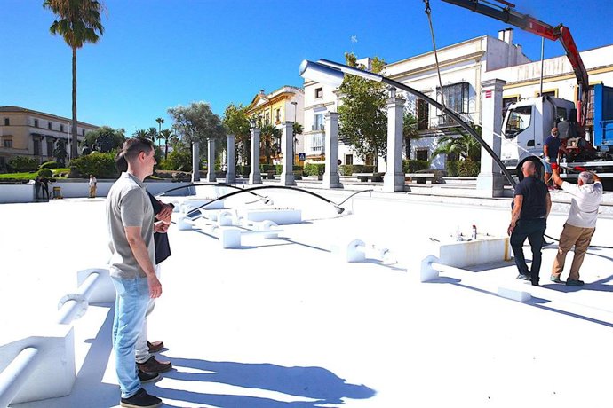 El teniente de alcaldesa de Coordinación de Servicios Públicos en el Ayuntamiento de Jerez de la Frontera, Jaime Espinar, supervisa la colocación de las venencias ornamentales dañadas durante la celebración del Mundial de Fútbol