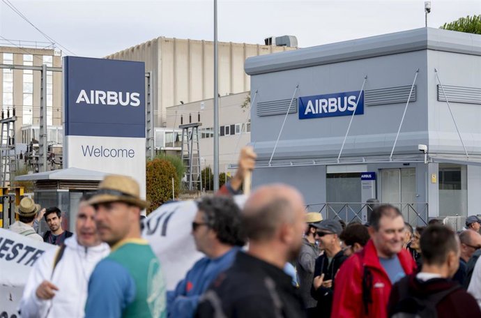 Varias personas durante la tercera jornada de huelga indefinida de empleados de Airbus, a 27 de agosto de 2026, en Getafe, Madrid (España).  
