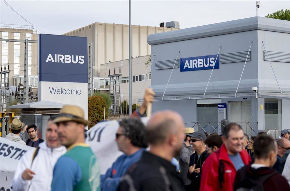 Varias personas durante la tercera jornada de huelga indefinida de empleados de Airbus, a 27 de agosto de 2026, en Getafe, Madrid (España).  