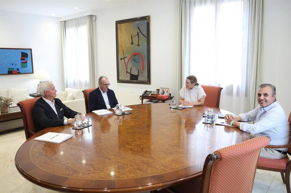 La presidenta del Govern, Marga Prohens, recibe al rector de la Universitat de Mallorca (UMAC-Adema), Pere Riutord, y al presidente del Consejo de Gobierno del centro, Diego González.