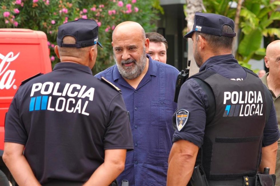 El alcalde de Palma, Jaime Martínez, con dos agentes de la Policía Local de Palma.