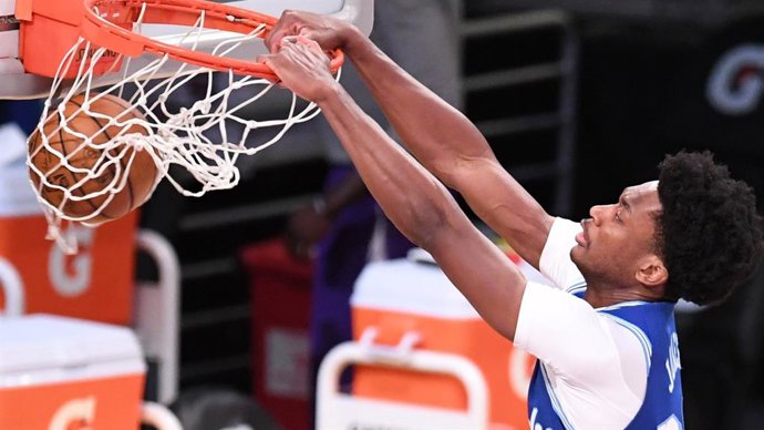 El pívot estadounidense Damian Jones disputando un partido en su etapa con Los Ángeles Lakers frente a los Minnesota Timberwolves de la NBA.