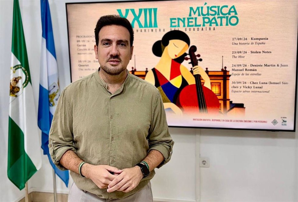 El delegado municipal de Cultura de Alcalá, Christopher Rivas, en la presentación del ciclo 'Música en el Patio', que acoge La Harinera este próximo otoño