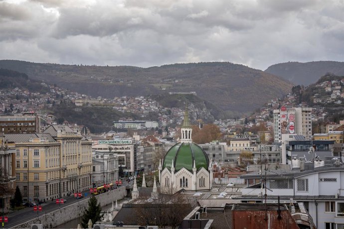 Archivo - FILED - 17 November 2025, Bosnia-Herzegovina, Sarajevo: FILE PHOTO - A view of the city of Sarajevo and the surrounding hills. Austria's public prosecutor's office is investigating two suspects allegedly involved in "human safaris" during the Bo
