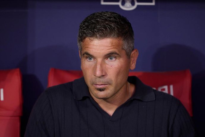 Juan Funes en el banquillo del Riyad Air Metropolitano durante el Atlético de Madrid-Málaga de LaLiga EA Sports 26-27