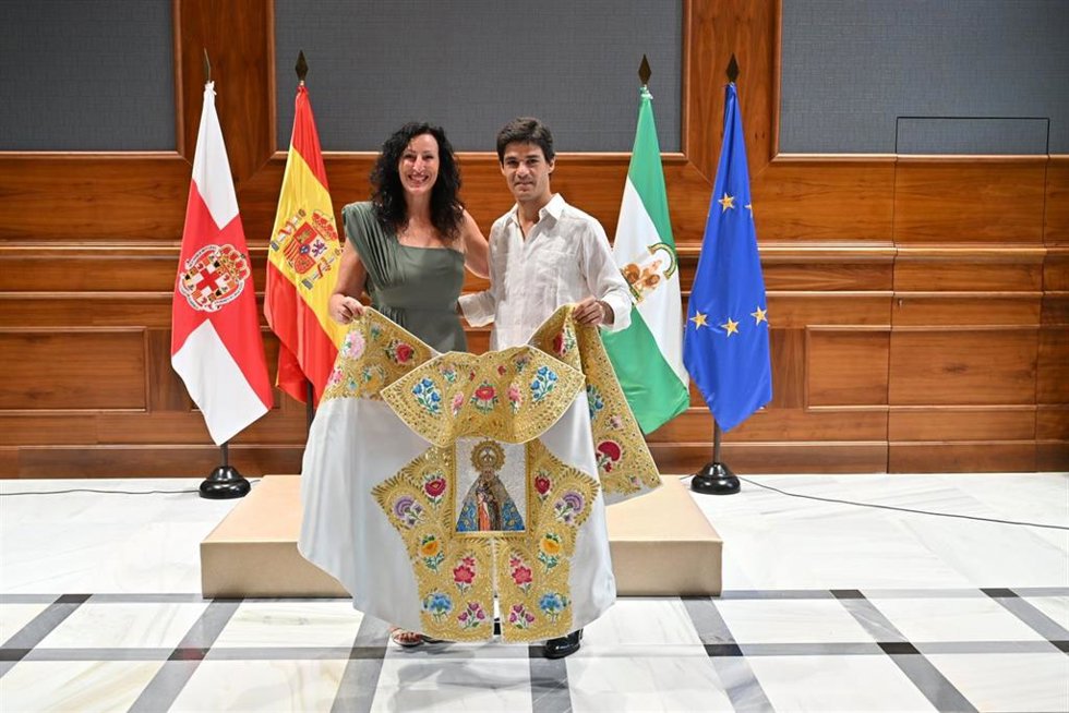 La alcaldesa de Almería entrega el capote de paseo de la feria taurina al diestro Pablo Aguado.