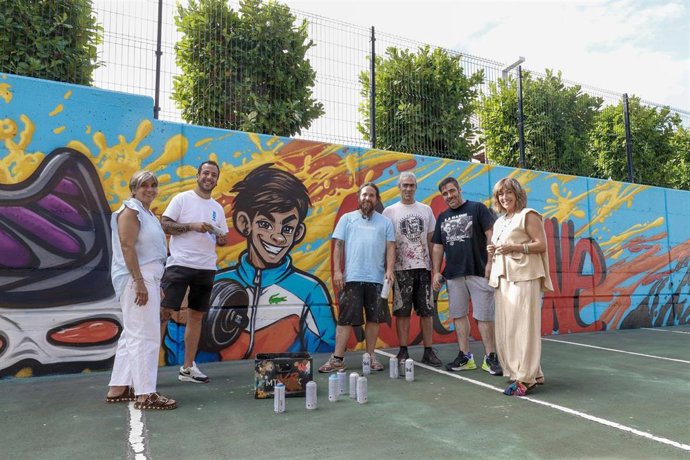 Mural en homenaje a Carlos Cubillas, el joven que murió en la agresión del apeadero de Boo en febrero de 2024