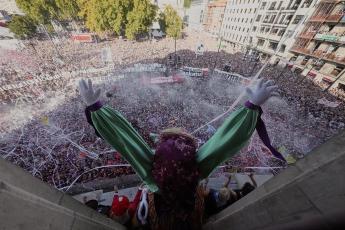 Marijaia durante el pregón y el lanzamiento del txupin de la Semana Grande de Bilbao