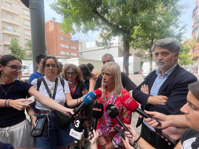 La delegada de la Generalitat en Barcelona, Pilar Díaz, el director general de Infraestructuras de Movilidad de la Generalitat, Ramon Ramírez, y el jefe de los Bomberos de Barcelona, Sebastià Massagué, este viernes en Barcelona.