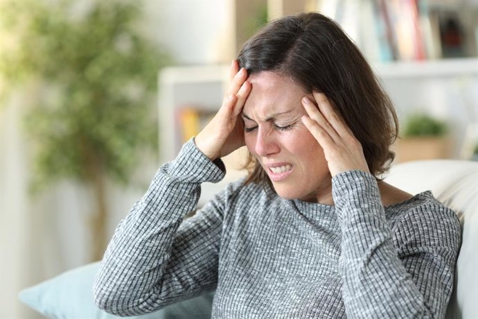 Archivo - Imagen de recurso de una mujer con dolor de cabeza.