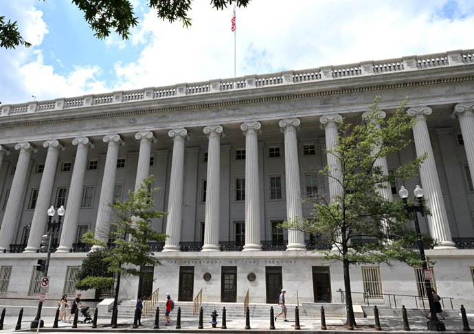 WASHINGTON, 24 de agosto de 2026  -- Pessoas passam em frente ao Departamento do Tesouro dos EUA em Washington, D.C., nos Estados Unidos, em 24 de agosto de 2026. O secretário do Tesouro dos EUA, Scott Bessent, ameaçou o Irã na segunda-feira com um “Dia D