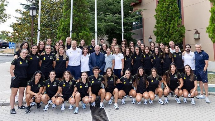El presidente de la Real Federación Española de Fútbol (RFEF) junto a las árbitras de la Liga F y miembros de la Asociación Española de Árbitros de Fútbol (AESAF).