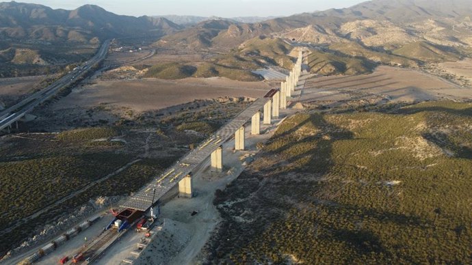 Archivo - Construcción de un viaducto