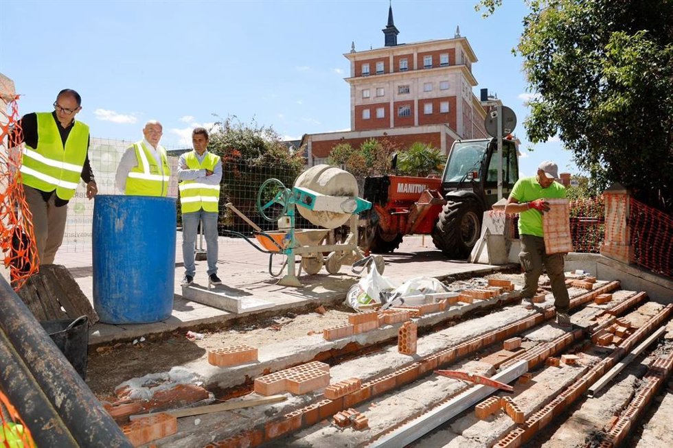 El alcalde de Valladolid, Jesús Julio Carnero, visita las obras de restauración y mejora funcional de la escalera imperial del Parque Ribera de Castilla, en el barrio de La Rondilla