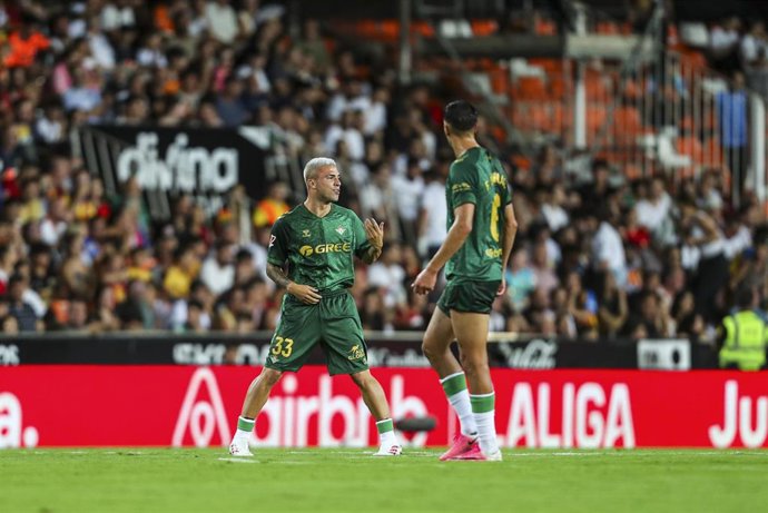El futbolista del Real Betis Pablo Garcia después de anotar el tanto de la victoria en el encuentro Valencia - Betis de LaLiga EA Sports.  